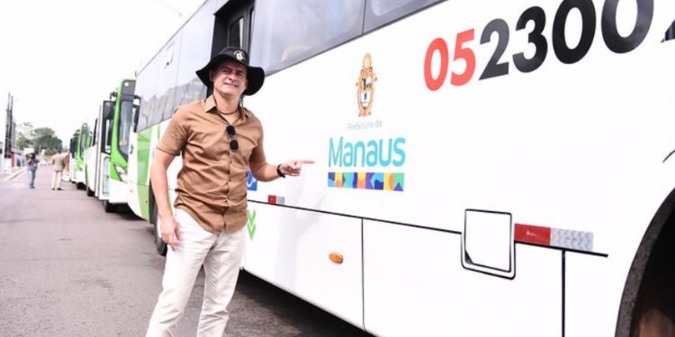 David Almeida comemora renovação da frota de ônibus na cidade
