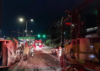 Carro termina amassado após caminhão tombar na Constantino Nery