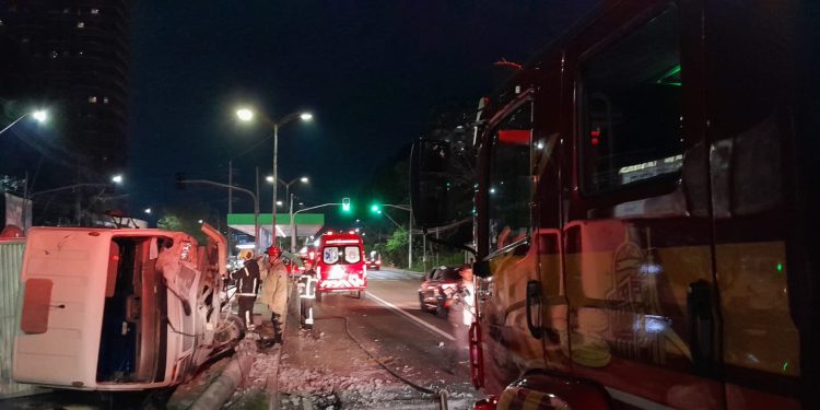 Carro termina amassado após caminhão tombar na Constantino Nery