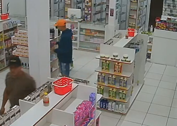Com pistolas, dupla invade drogaria Total Farma em Manaus e rendem clientes e funcionários; veja