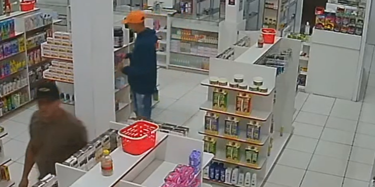 Com pistolas, dupla invade drogaria Total Farma em Manaus e rendem clientes e funcionários; veja