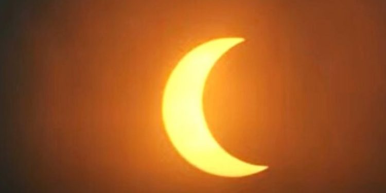 Transmissão ao vivo do eclipse salva visão dos amazonenses barrada pela poluição; veja