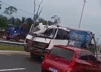 Vídeo: acidente grave com carreta deixa duas pessoas mortas em Manaus