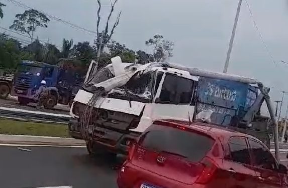 Vídeo: acidente grave com carreta deixa duas pessoas mortas em Manaus
