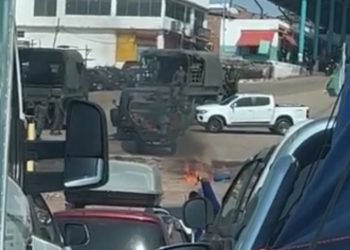 Lancha militar usada pelos fuzileiros navais nos rios do Amazonas pega fogo no Ceasa; veja
