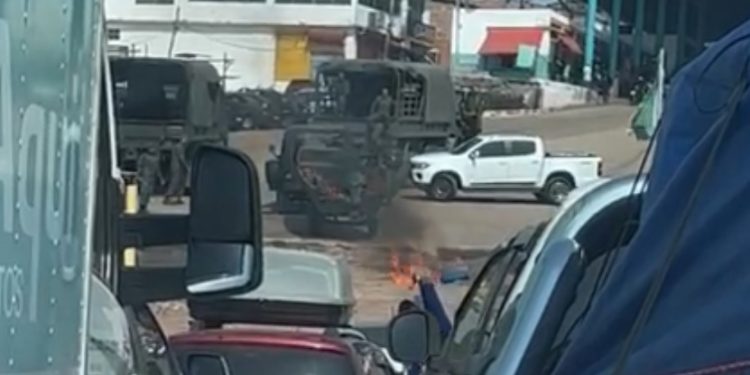 Lancha militar usada pelos fuzileiros navais nos rios do Amazonas pega fogo no Ceasa; veja
