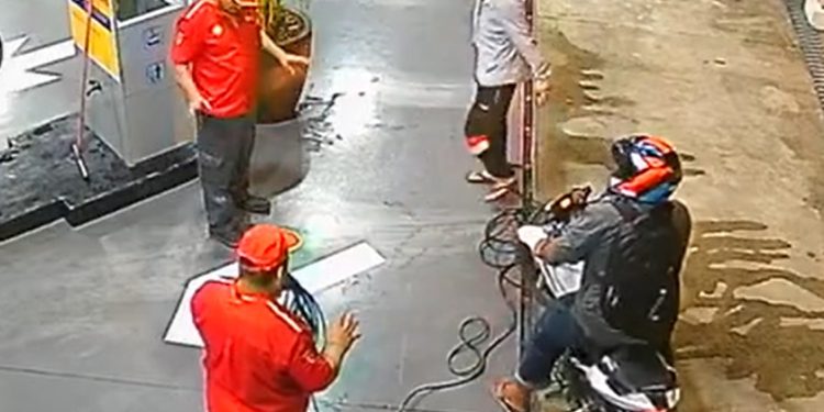 Vídeo: posto é assaltado em Manaus e frentistas dizem que dinheiro será descontado do salário