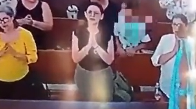 Vídeo: Mãe usa a própria a filha para furtar carteira de mulher dentro da igreja