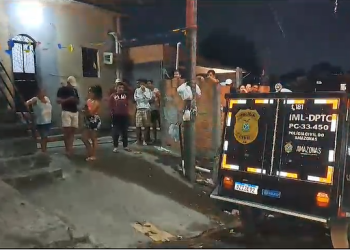 Vizinhos sentem odor e encontram homem se decompondo com facada no pescoço