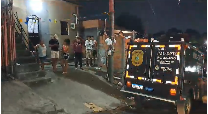 Vizinhos sentem odor e encontram homem se decompondo com facada no pescoço