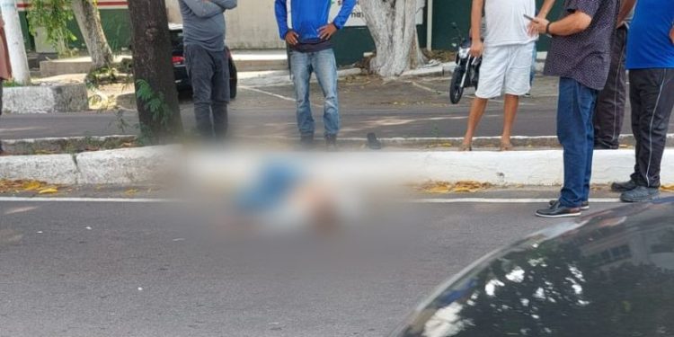 Idoso de 75 anos quebra a sandália, tropeça e morre atropelado na Zona Centro-Sul de Manaus