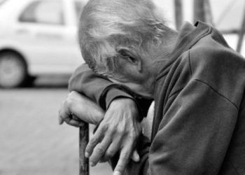 Mãe denuncia filho foragido por homicídio após ele dá surra nos avós