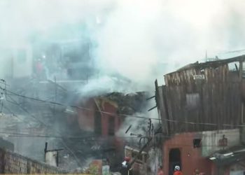 Vídeo: Seis famílias perdem tudo durante incêndio em vila de casas no Petrópolis