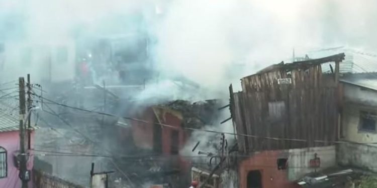 Vídeo: Seis famílias perdem tudo durante incêndio em vila de casas no Petrópolis