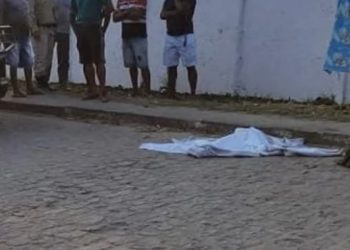 Vídeo: bandido mata o vizinho e joga a cabeça na porta da casa da mãe para barbarizar