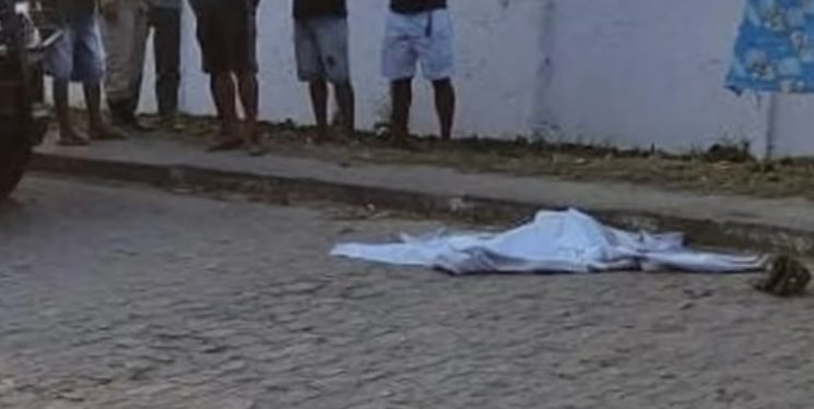Vídeo: bandido mata o vizinho e joga a cabeça na porta da casa da mãe para barbarizar