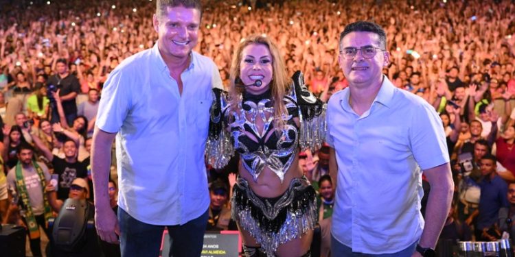 Após cantar no aniversário de Manaus, Joelma é anunciada por David Almeida para o Réveillon