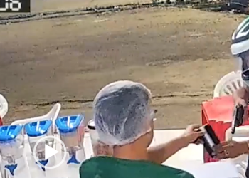 Vídeo: Em Manaus, ladrão devolve celular para trabalhador ao achá-lo ‘fuleiro’