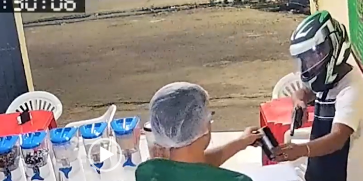 Vídeo: Em Manaus, ladrão devolve celular para trabalhador ao achá-lo ‘fuleiro’