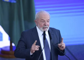 Lula faz reunião com ministros para discutir seca e queimadas no Amazonas