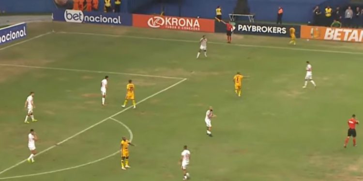 Torcida faz festa na Arena da Amazônia, mas Amazonas FC fica no 0 a 0