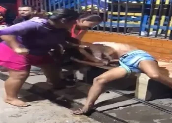 Vídeo: Depois de vários furtos e roubos a idosos, ‘Maria Catita’ leva surra considerada em Iranduba