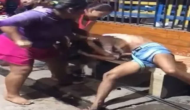 Vídeo: Depois de vários furtos e roubos a idosos, ‘Maria Catita’ leva surra considerada em Iranduba