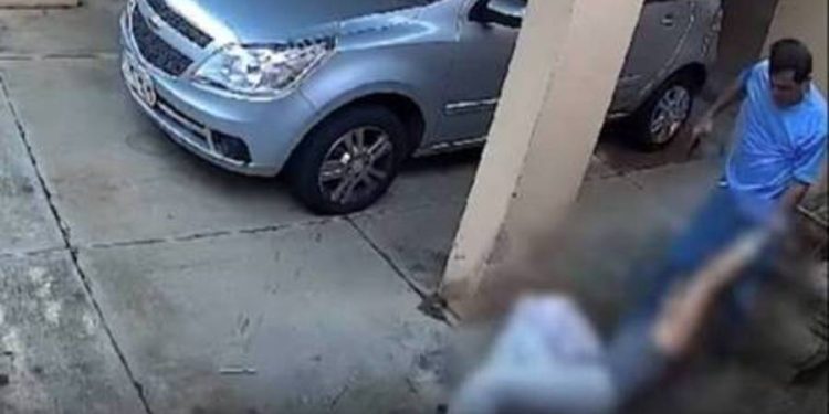Vídeo: Homem atira na cabeça da ex-mulher e depois tenta se matar; eles sobreviveram