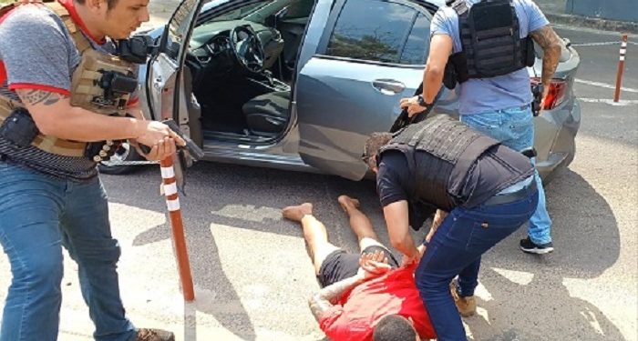 Vídeo: Saindo de shopping em Manaus, traficante e homicida ‘Mariete’ é preso com armas e drogas