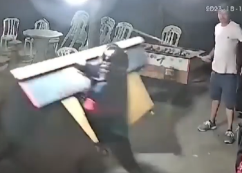 Vídeo: Mulher vira o ‘diabo’, acaba com sinuca do marido e ainda mete o tapão nele