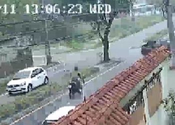 Vídeo: motoqueiro troca capacete por tornozeleira e morre em acidente no Alvorada