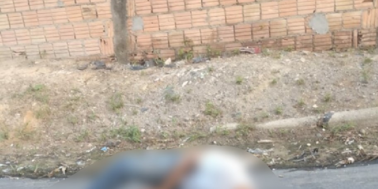 Vídeo: Suposto bandido luta pela vida após tentar roubar e levar tiros na cabeça em Manaus