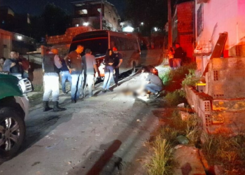 Vídeo: Garoto de 17 anos leva mais de 12 tiros descendo ‘escadão’ na Zona Leste de Manaus
