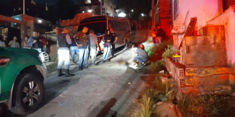 Vídeo: Garoto de 17 anos leva mais de 12 tiros descendo ‘escadão’ na Zona Leste de Manaus