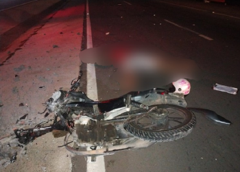 Cena forte: Motociclista tem a cabeça partida ao colidir com poste e derrubá-lo na Ponte Rio Negro