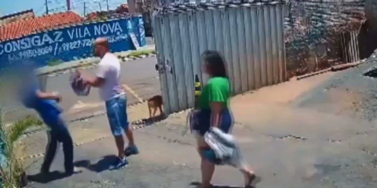 Vídeo: pai e madrasta agridem adolescente de 15 anos após ele cobrar pensão na Justiça