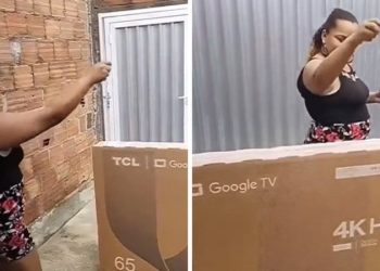 ​Mulher joga sal grosso na TV após ser criticada por comprar telão ao invés de embuçar parede