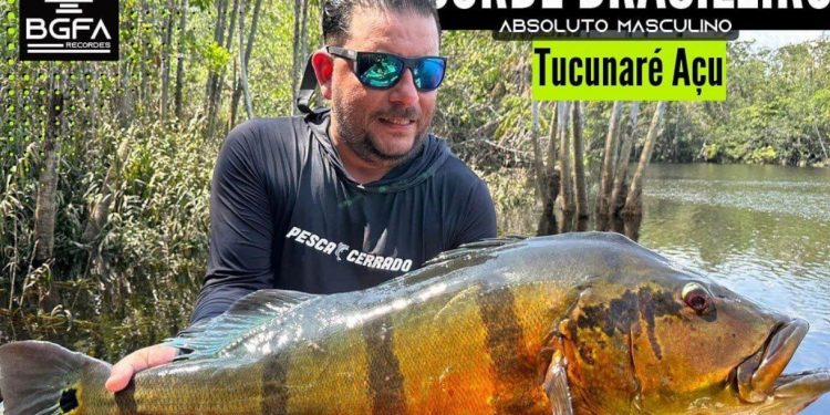 Em plena seca, homem pesca no Amazonas o maior tucunaré da história: ‘monstro’