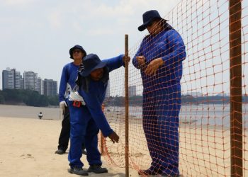 Prefeitura de Manaus instala cercas na Ponta Negra para afastar banhistas teimosos