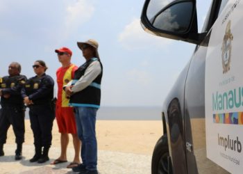 Mesmo com 30 placas proibindo, banhistas são retirados dentro das águas na Ponta Negra