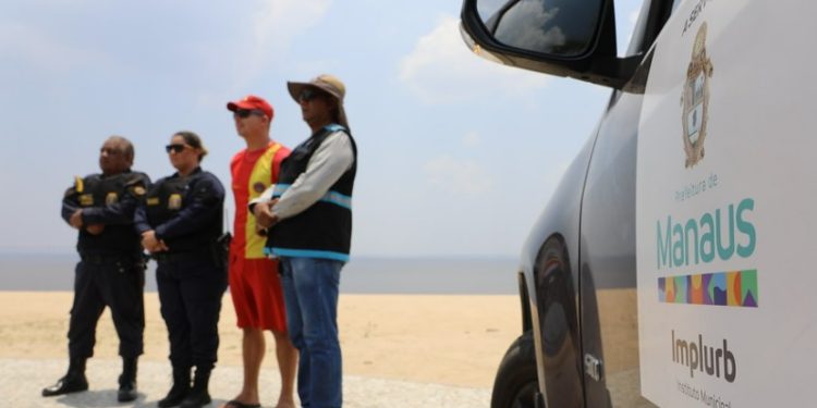 Mesmo com 30 placas proibindo, banhistas são retirados dentro das águas na Ponta Negra
