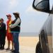 Mesmo com 30 placas proibindo, banhistas são retirados dentro das águas na Ponta Negra