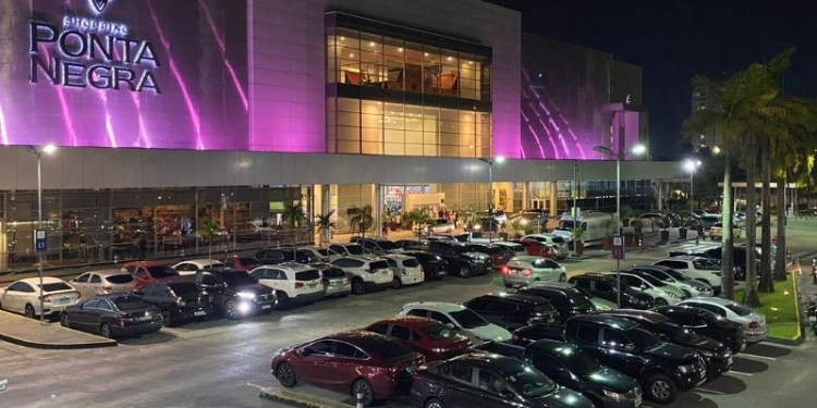 Advogada denuncia que teve o carro arrombado em estacionamento do shopping Ponta Negra