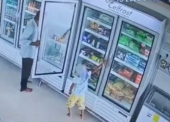 Vídeo: filha morre eletrocutada nos braços do pai ao abrir geladeira em supermercado