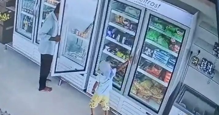 Vídeo: filha morre eletrocutada nos braços do pai ao abrir geladeira em supermercado