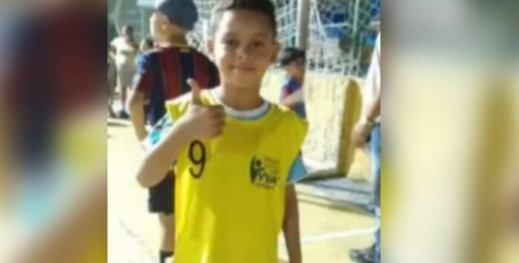 Menino de 8 anos morre eletrocutado no Mauazinho brincando em praça pública