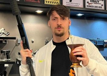 Nud& vaz@do de 04 de Bolsonaro choca a web: “Não acredito”; veja