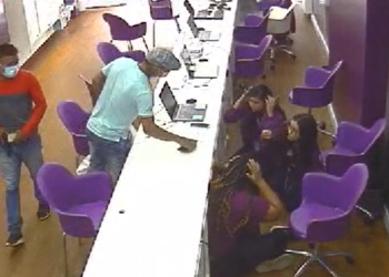 Vídeos: Com fome de roubar, dupla assalta loja em Manaus e causa desespero ao levar 40 celulares