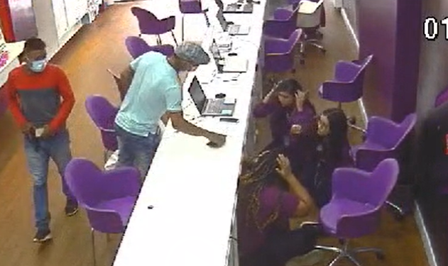 Vídeos: Com fome de roubar, dupla assalta loja em Manaus e causa desespero ao levar 40 celulares