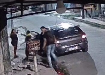 Vídeo: Casal vive momento de terror ao ter carro roubado por dupla no Zumbi